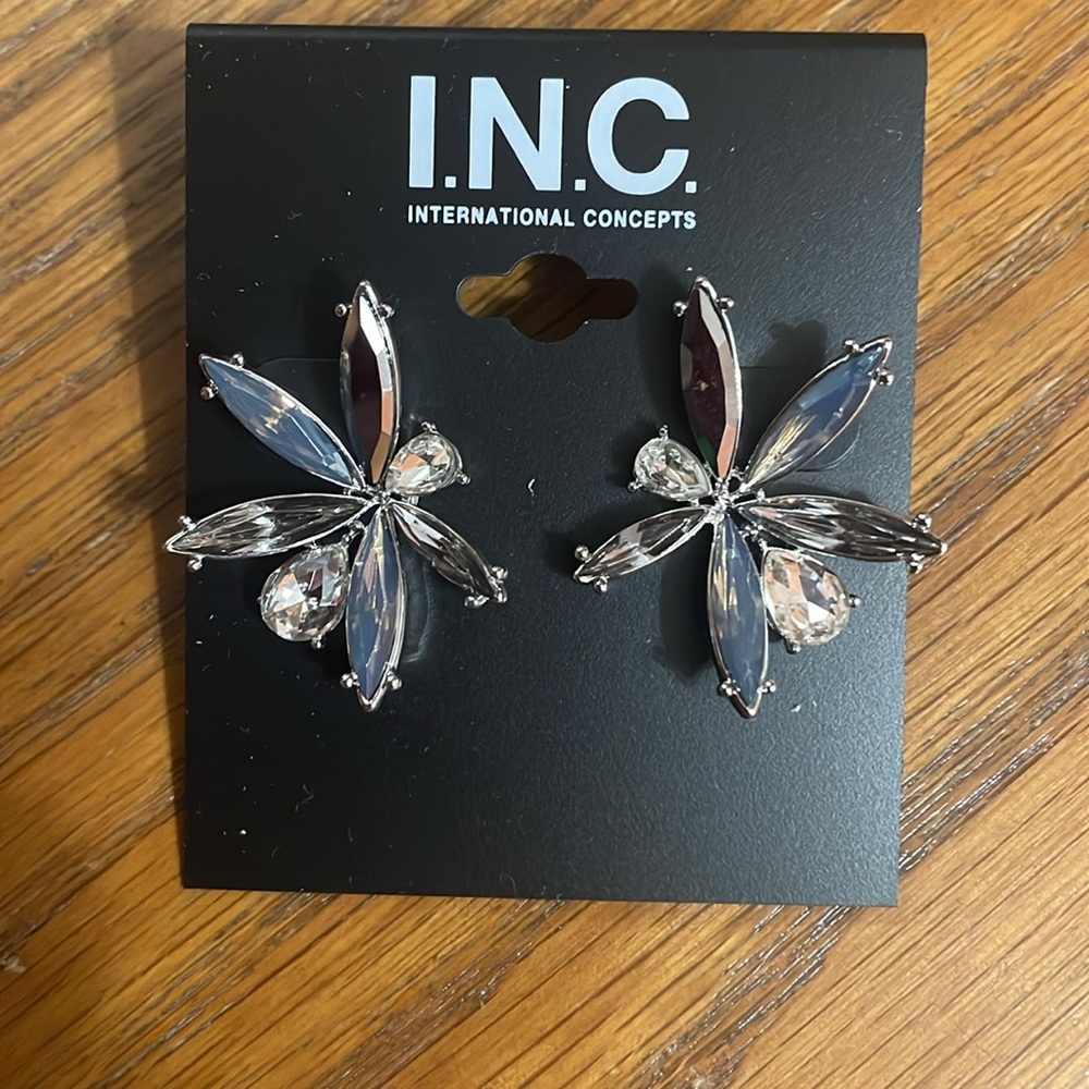 NWT *** I.N.C. Light Grey/ Clear Stud Earrings